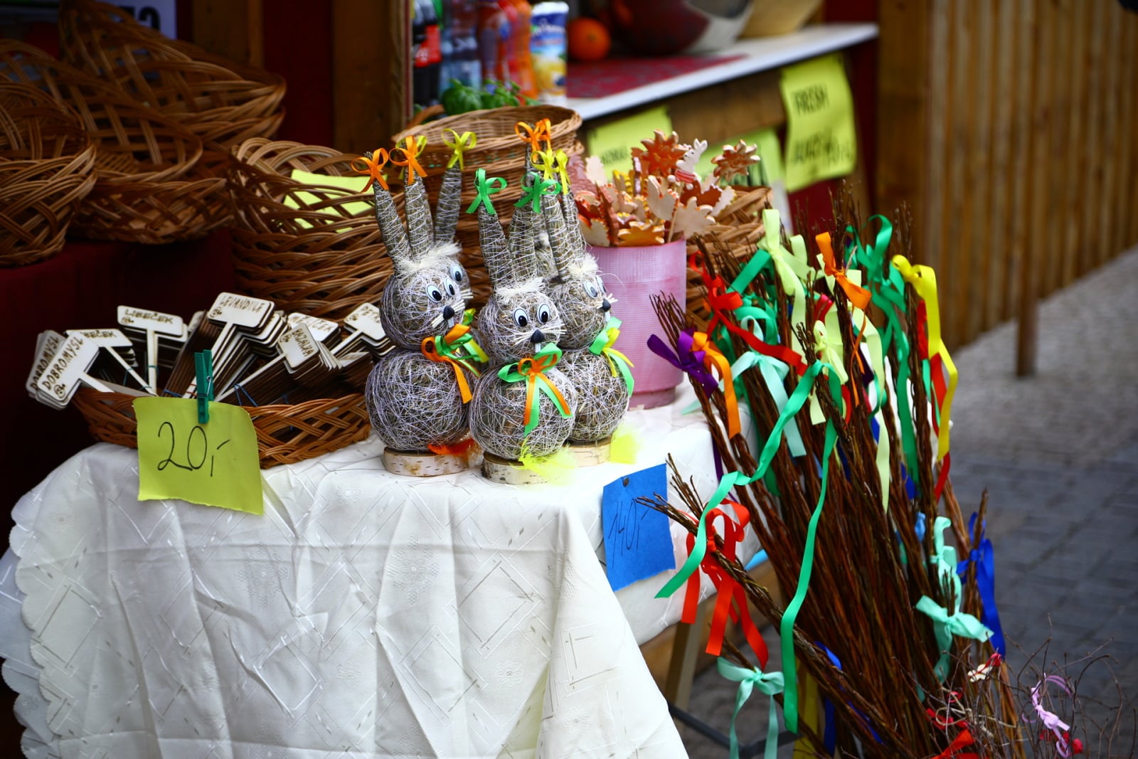 Velikonoční výzdoba stánků i obchodů