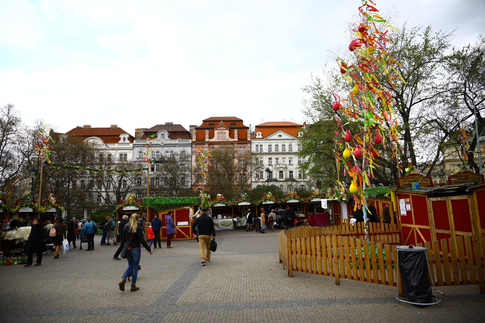 Velikonoční výzdoba stánků i obchodů
