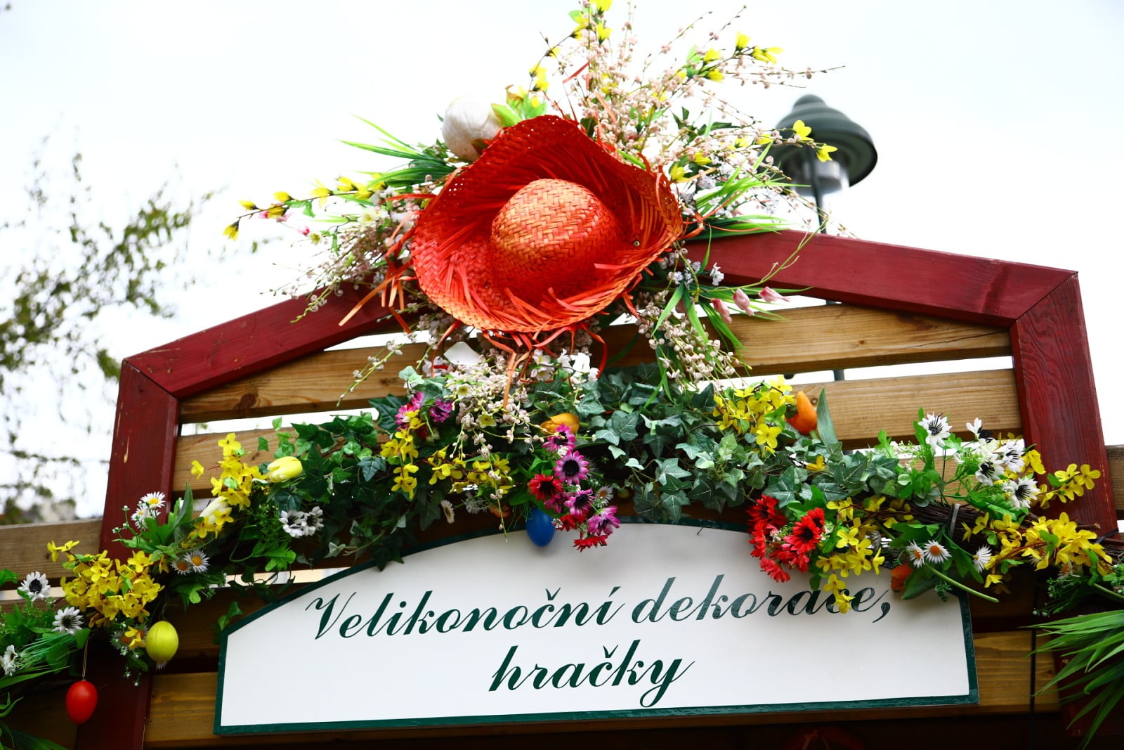 Velikonoční výzdoba stánků i obchodů