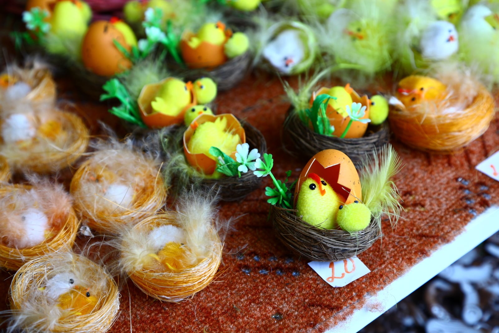 Velikonoční výzdoba stánků i obchodů