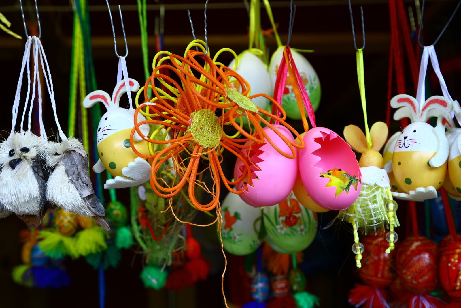 Velikonoční výzdoba stánků i obchodů