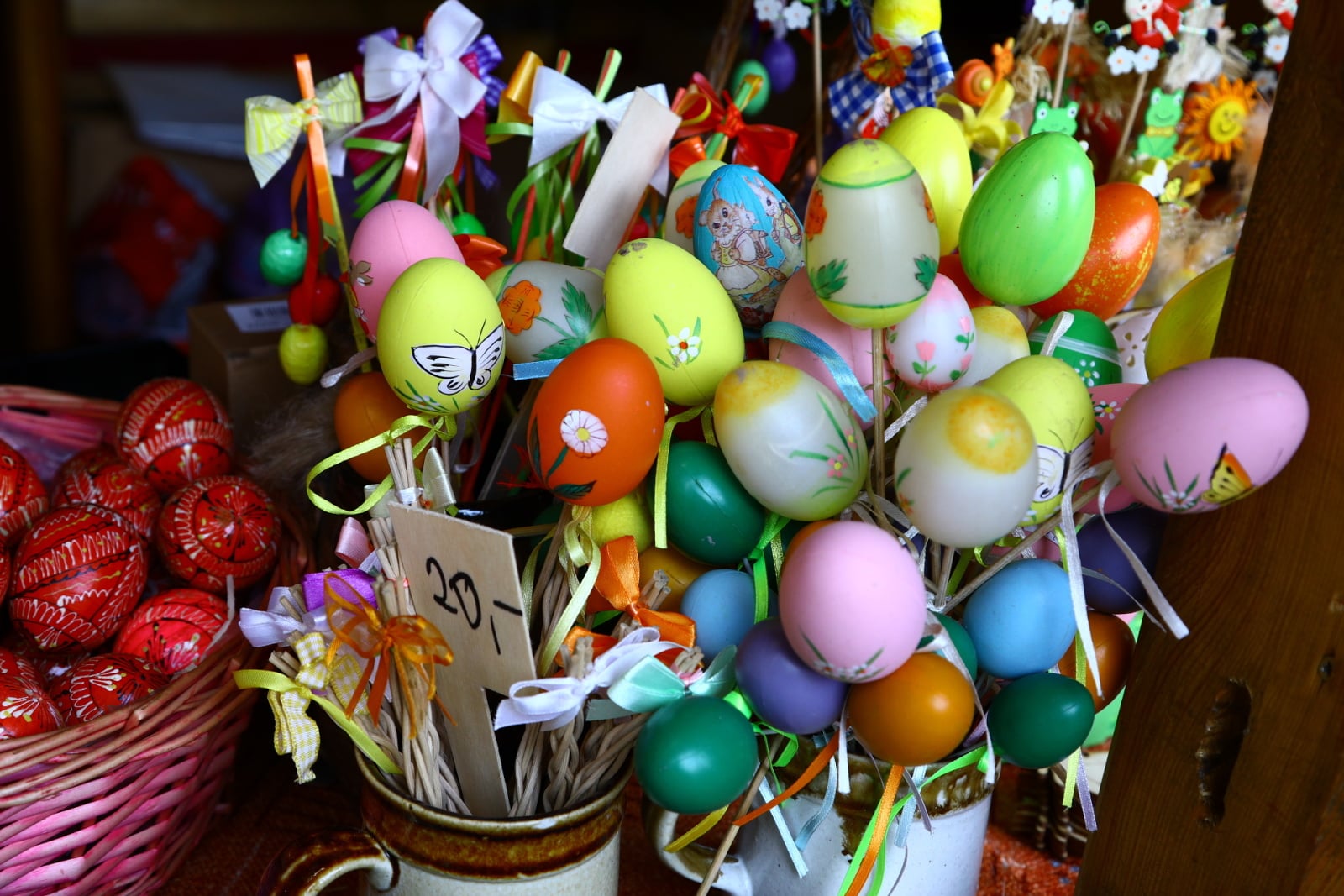 Velikonoční výzdoba stánků i obchodů