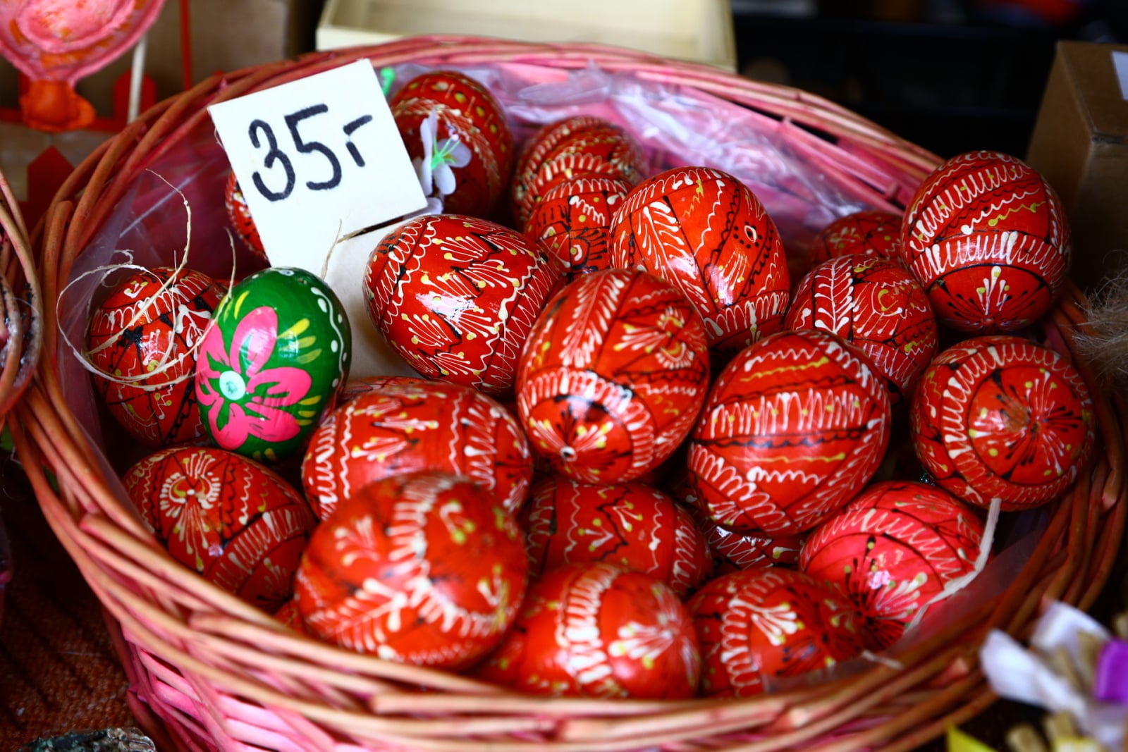 Velikonoční výzdoba stánků i obchodů