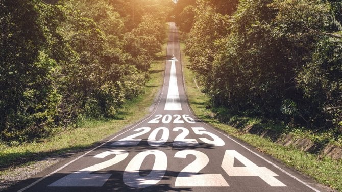 Cesta se šipkou a ubíhající roky 2024 až 2026