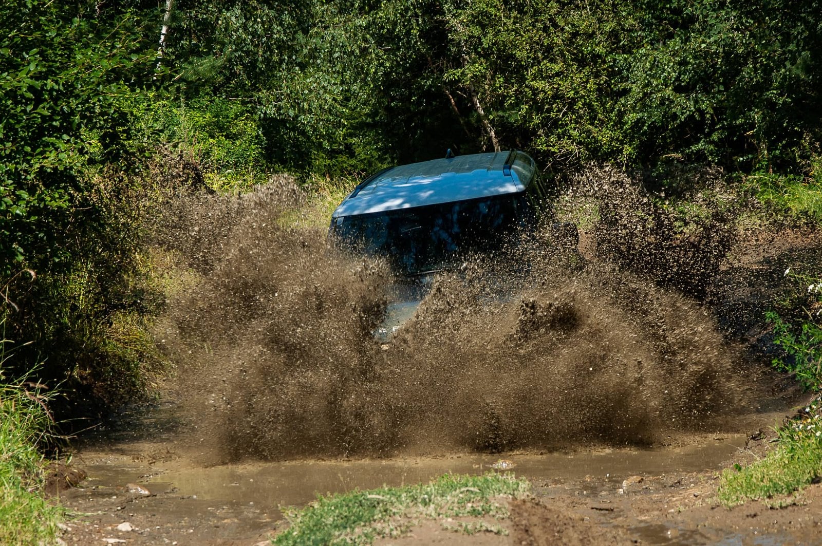 2020-10-lr-defender-v-terenu-17.jpg