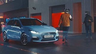 Náhledový obrázek - Britská propagace modelu i30 N ukazuje, jak také může vypadat reklama na Hyundai