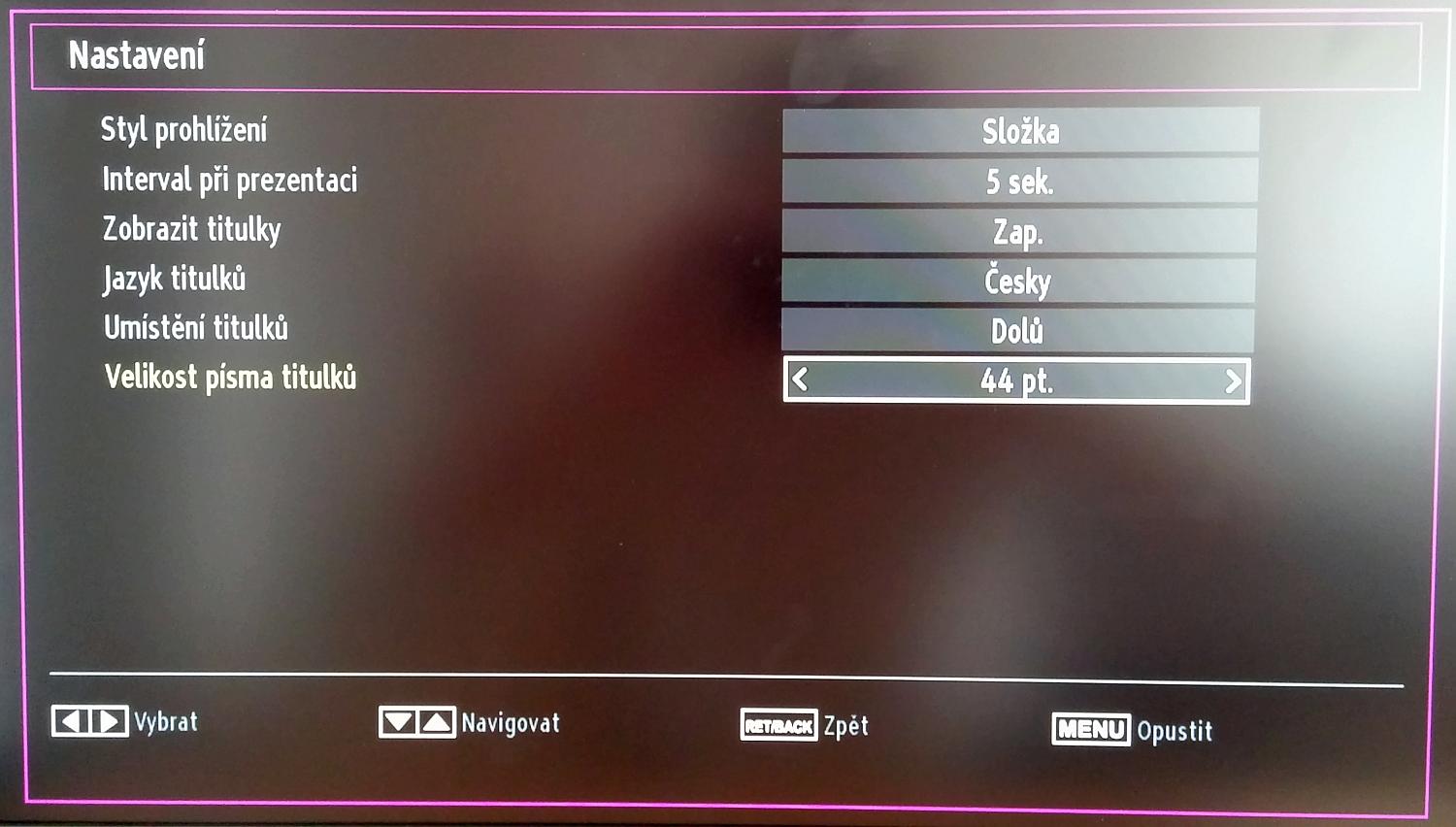 Ve položkách „Prohlížeč médií“, „Nastavení“ stačí „Styl prohlížení“ zaměnit za „Složka“ a hned máte k dispozici přehrávání všech multimédií na jeden zátah (viz další snímek).