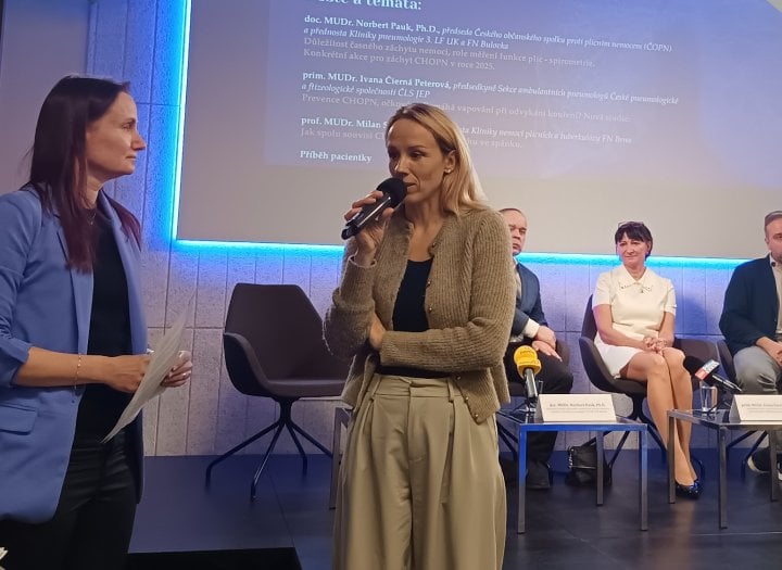 Herečka Petra Hřebíčková na tiskové konferenci plicních lékařů