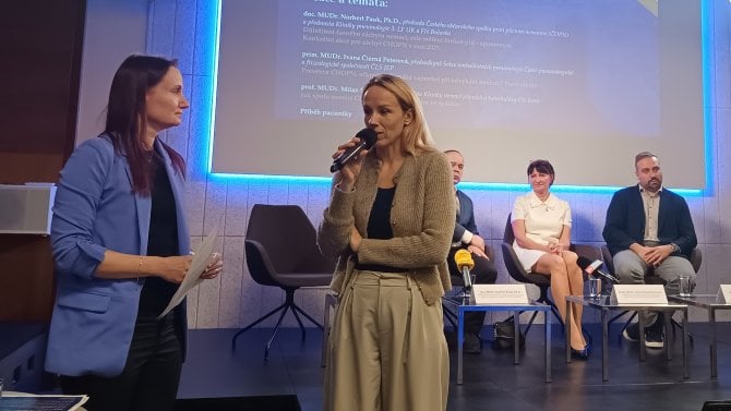 Herečka Petra Hřebíčková na tiskové konferenci plicních lékařů
