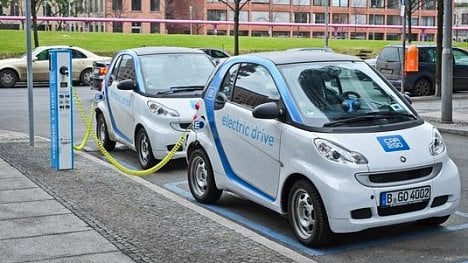 Náhledový obrázek - Rozmach elektromobilů ničí symbiózu mezi ropou a auty. Těžařům to dělá vrásky