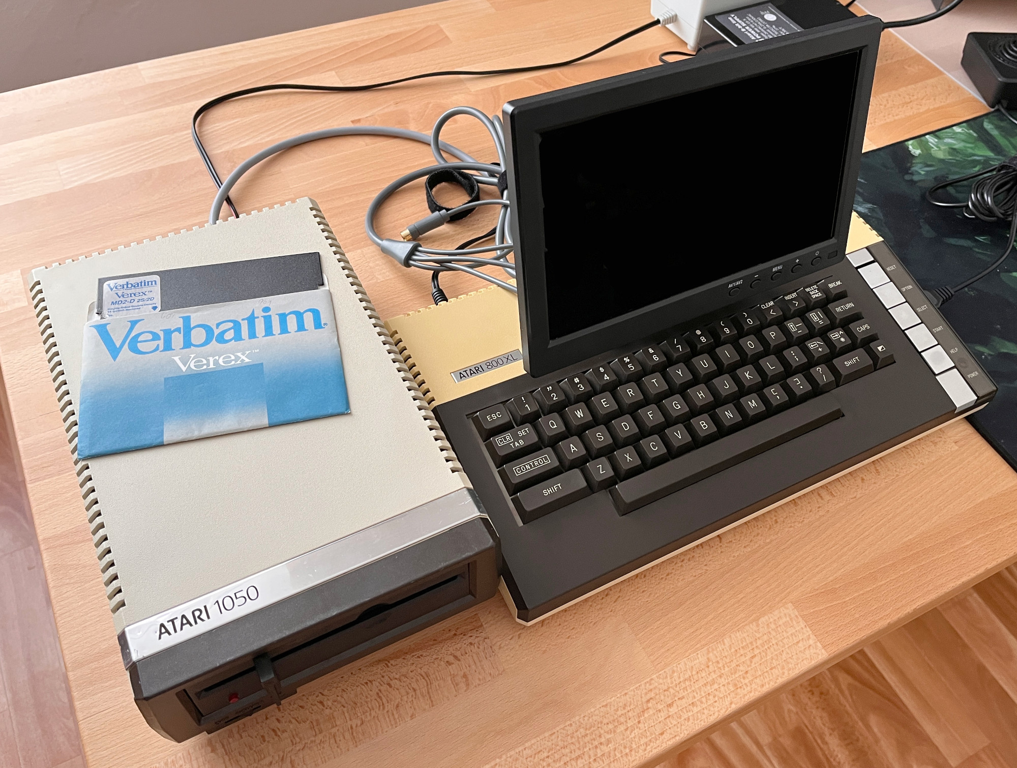 A takto má sestava správně vypadat 800 XL + 1050. Jen mi nějak dochází, že osmistovka by si zasloužila retrobrighting.