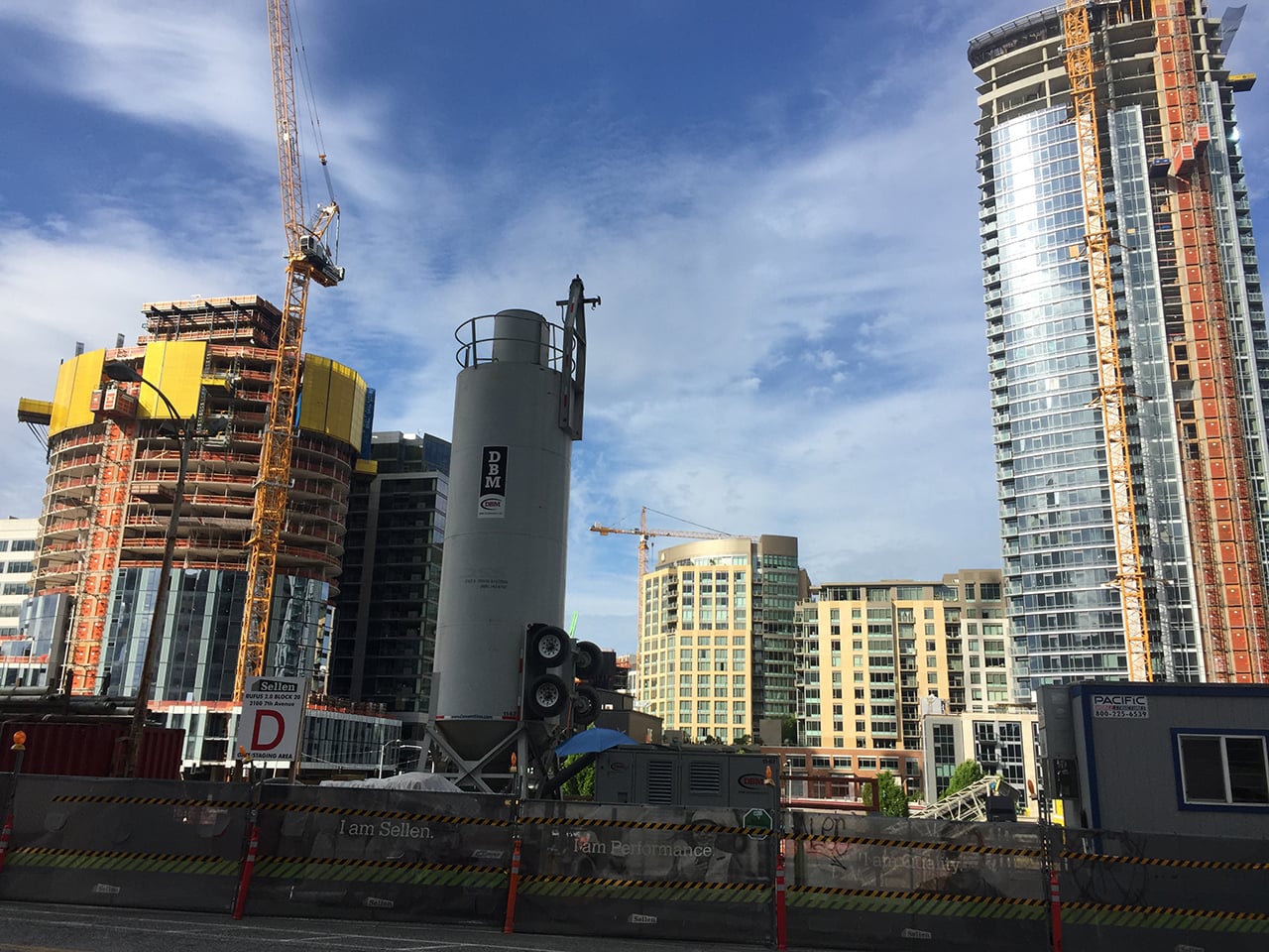 Všudypřítomná výstavba nových kanceláří a bytů