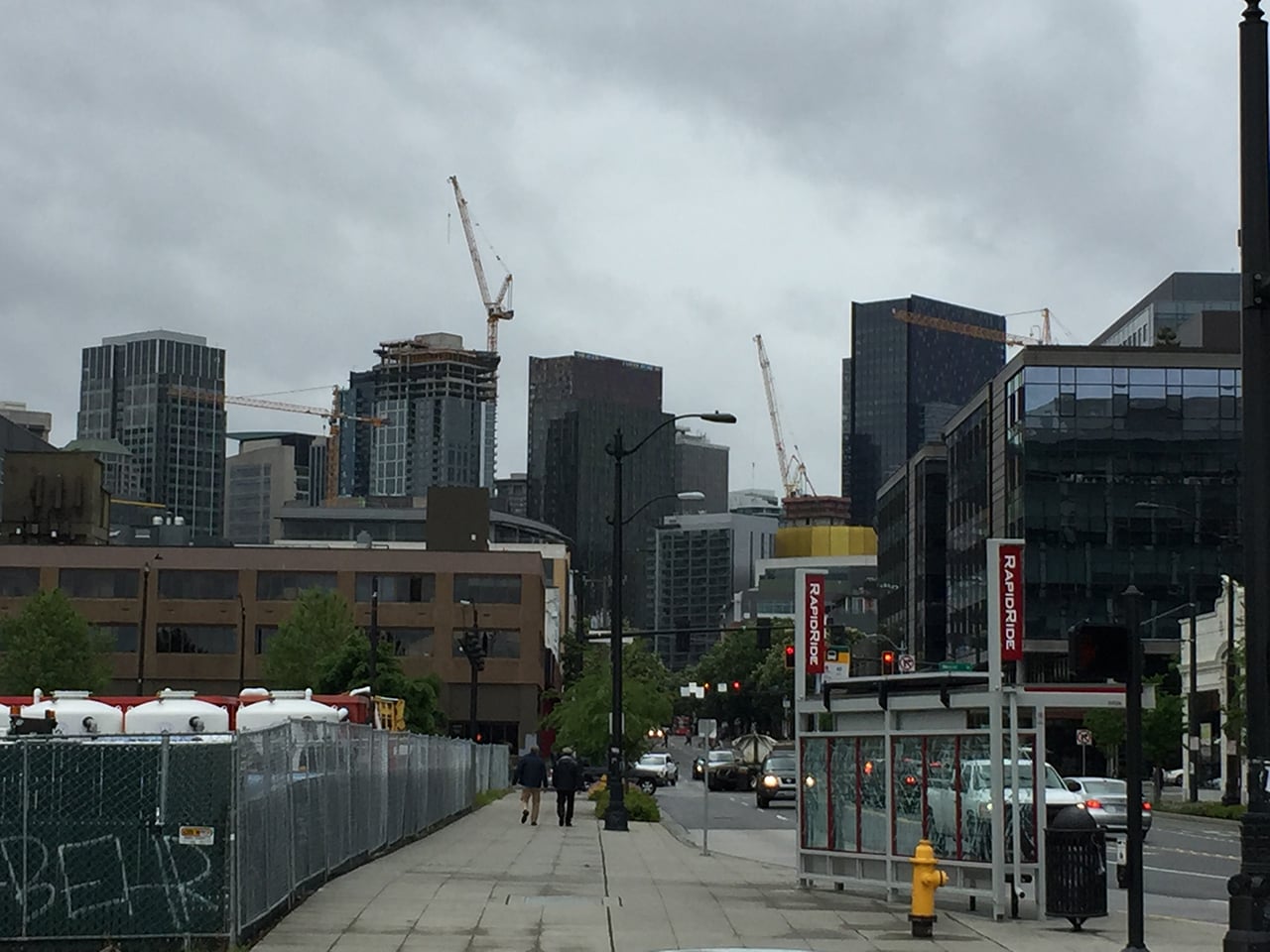 Jeřáby jsou v Seattlu vidět všude