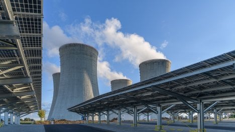 Parkoviště jako zlatý důl. Ze solárních přístřešků se stávají elektrárny, které chrání auta a zároveň vyrábějí energii