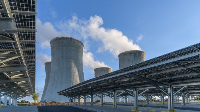 Parkoviště jako zlatý důl. Ze solárních přístřešků se stávají elektrárny, které chrání auta a zároveň vyrábějí energii