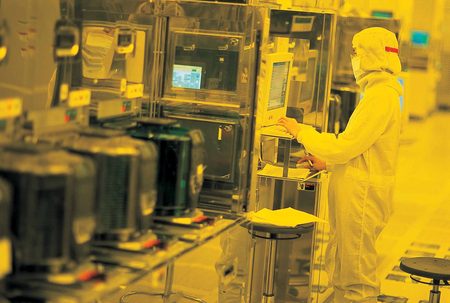 Práce v cleanroomu polovodičové továrny