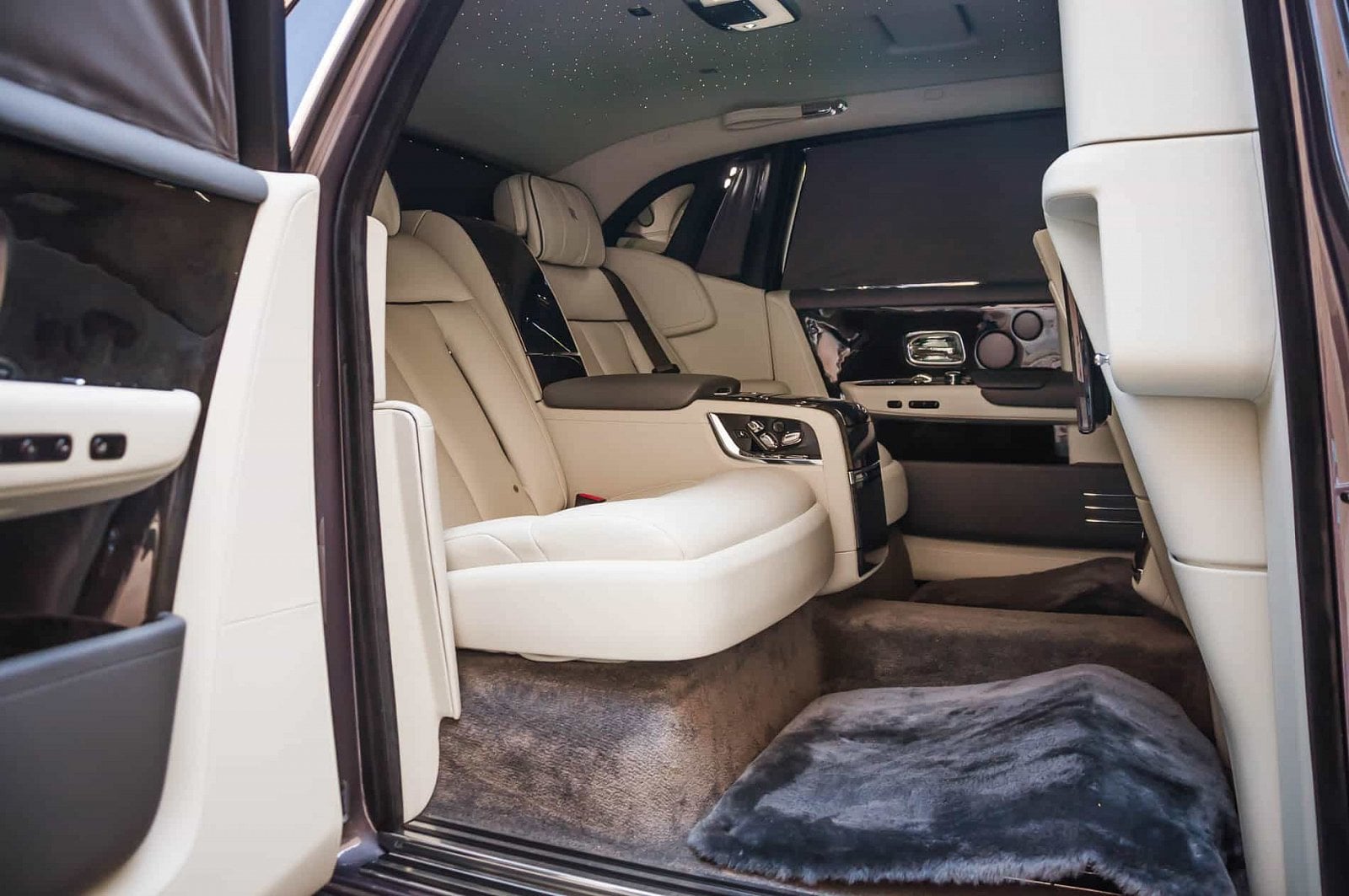 2019-09-Rolls-Royce-Phantom-dojmy-18-of-22.jpg