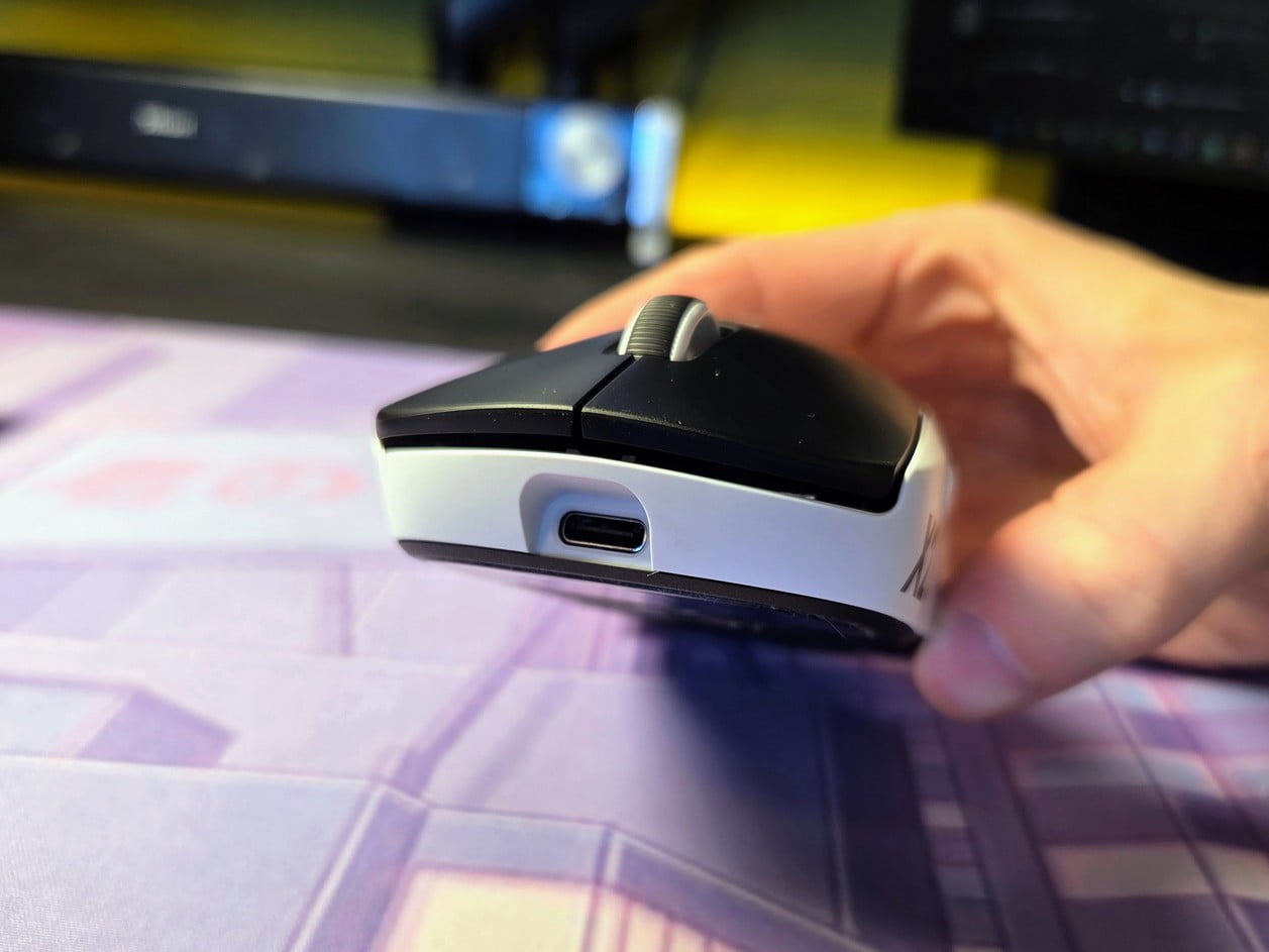 Logitech Pro X2 Superstrike nabíjení