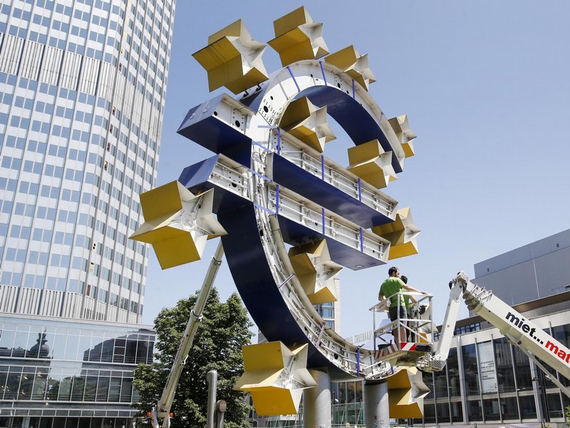 Renovace symbolu eurozóny před sídlem ECB ve Frankfurtu