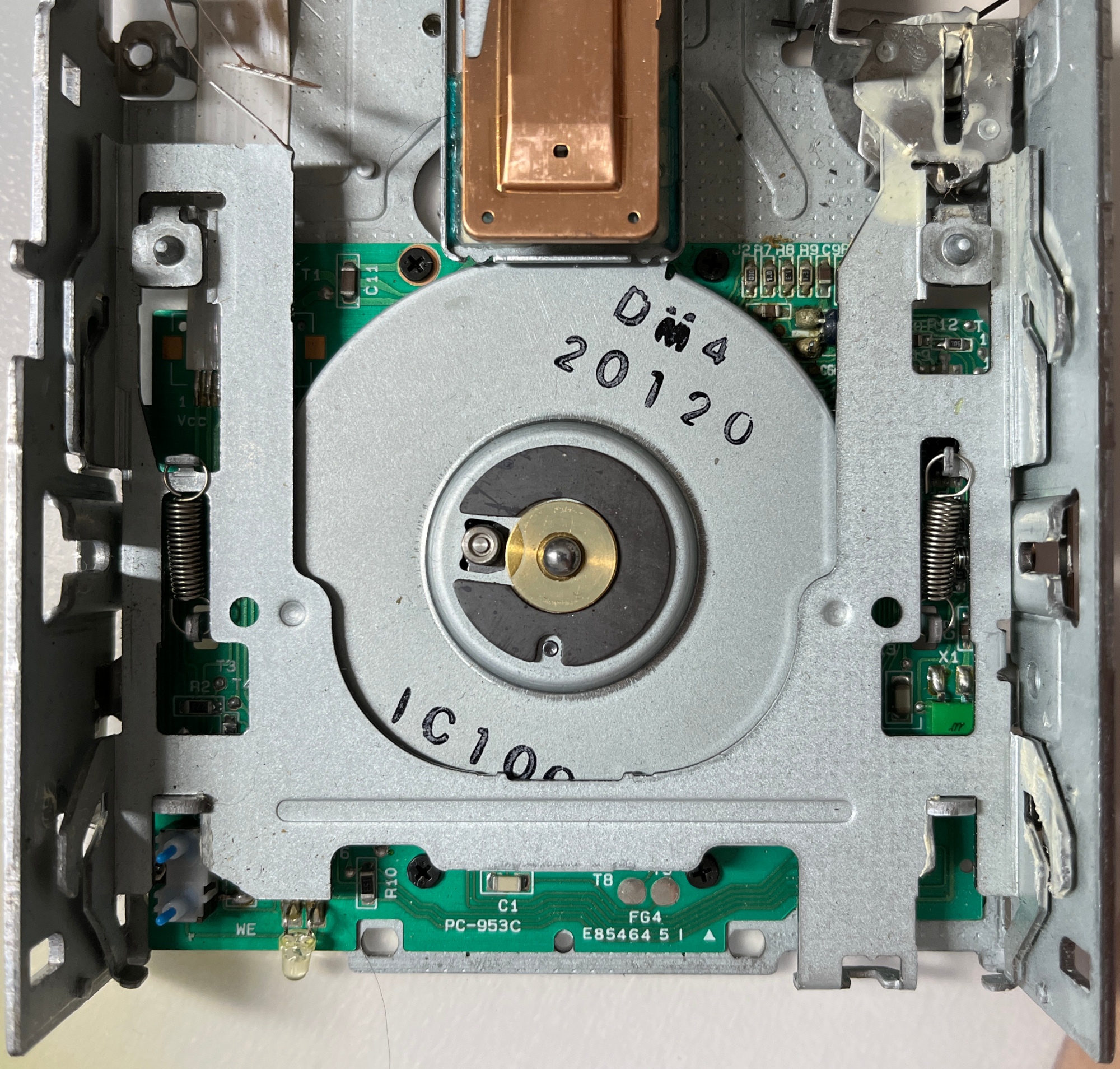 Vyjmutá první část, druhou drží další dvě pružiny.