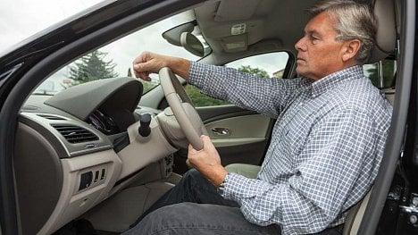 Dobrá zpráva pro důchodce. Od příštího roku mohou jezdit bez papíru