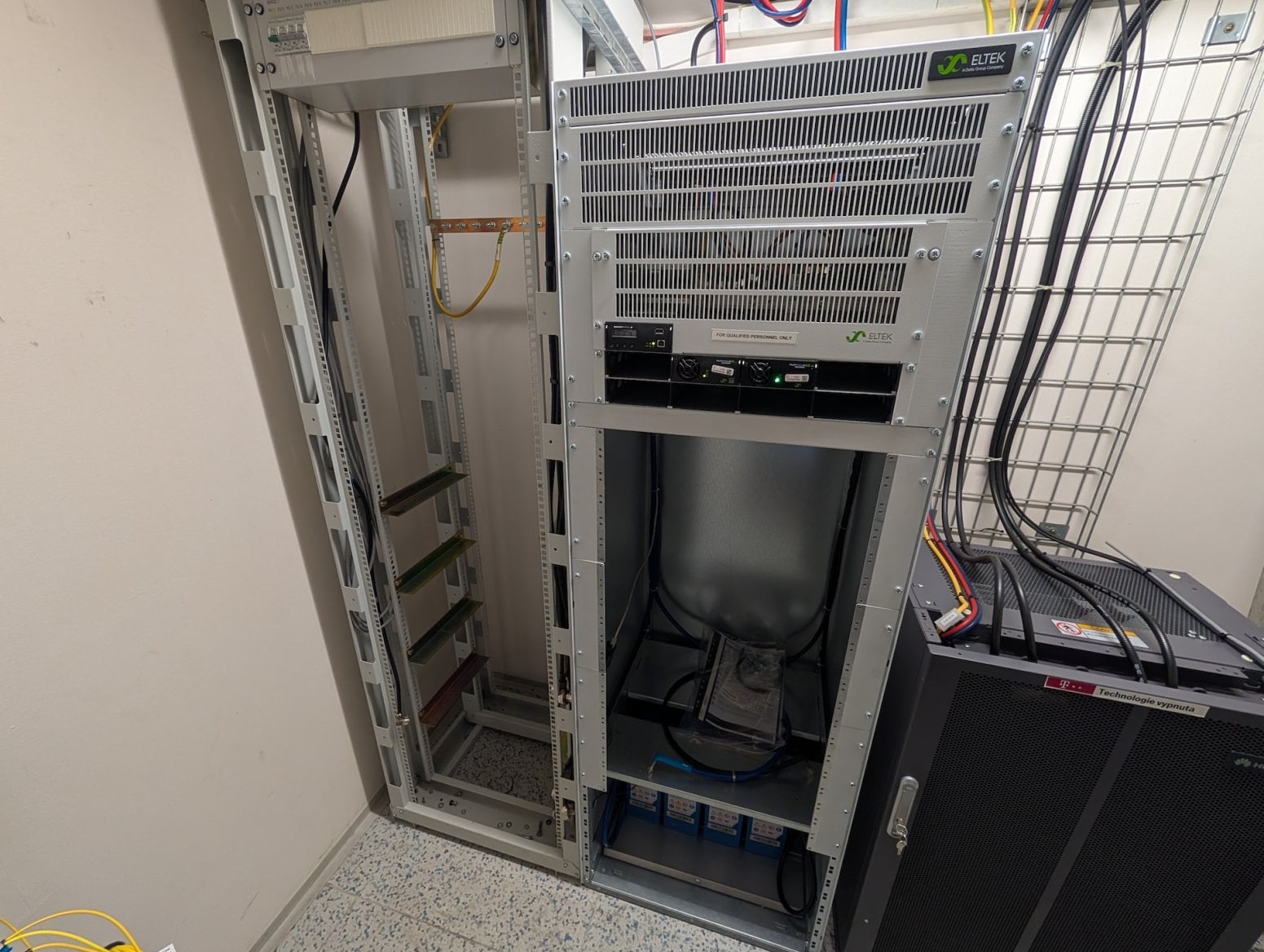 Mobilní 5G vysílač T-Mobilu v Bazilice sv. Ludmily v Praze