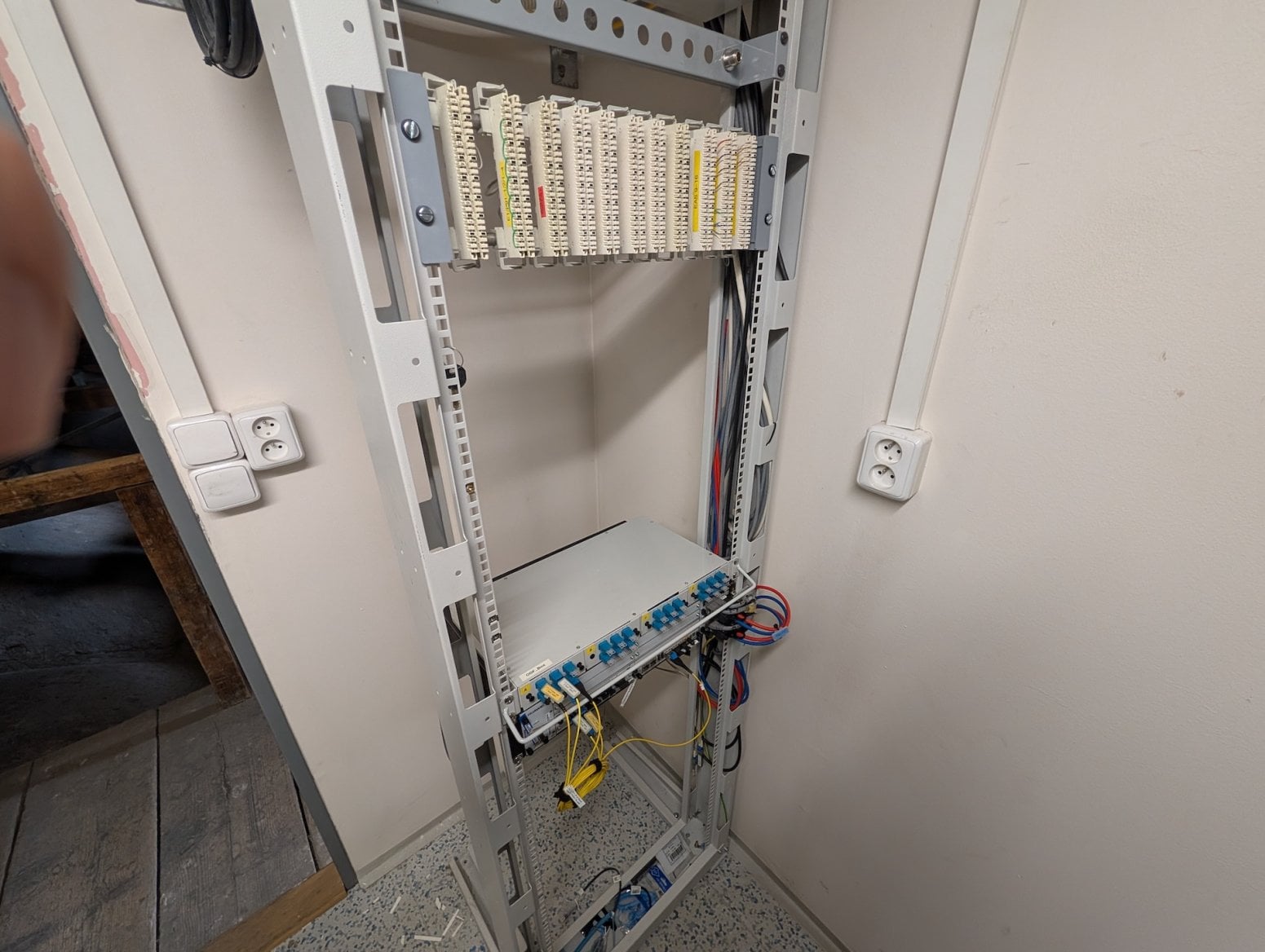 Mobilní 5G vysílač T-Mobilu v Bazilice sv. Ludmily v Praze