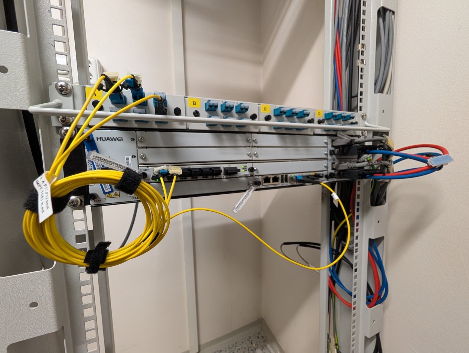 Mobilní 5G vysílač T-Mobilu v Bazilice sv. Ludmily v Praze