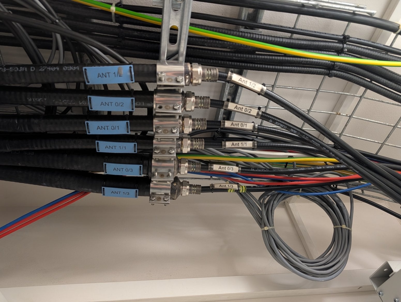 Mobilní 5G vysílač T-Mobilu v Bazilice sv. Ludmily v Praze