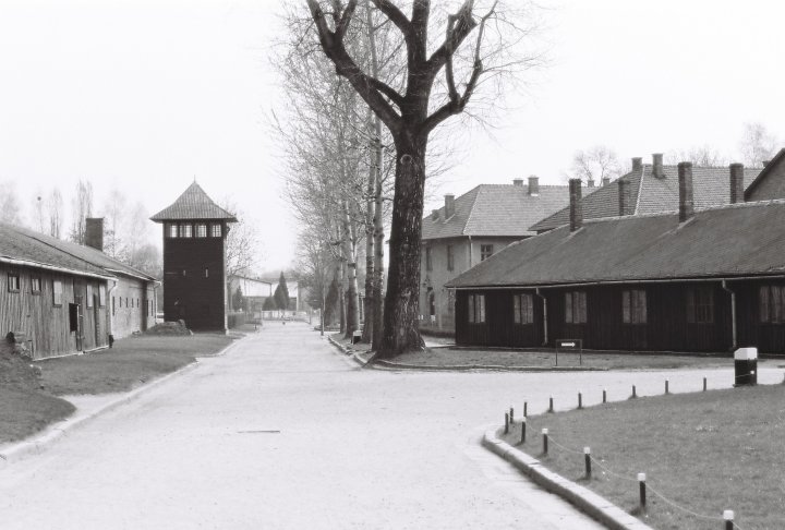 Příchod k hlavní bráně koncentračního tábora Osvětim (Auschwitz)