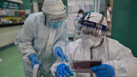 Náhledový obrázek - Hrůzy koronaviru: třetina zdravotníků pečujících o těžké případy ve Wu-chanu trpí depresemi