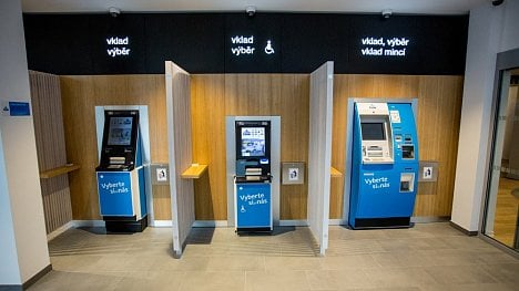Bankomat DN Series 200 (uprostřed) od výrobce Diebold Nixdorf, určený pro vnitřní prostory, v barvách ČSOB. (5. 6. 2020)
