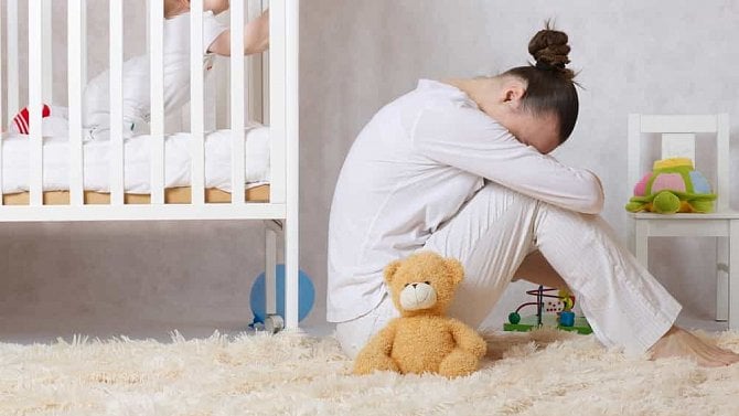 Za depresi po porodu mohou hormonální změny. 