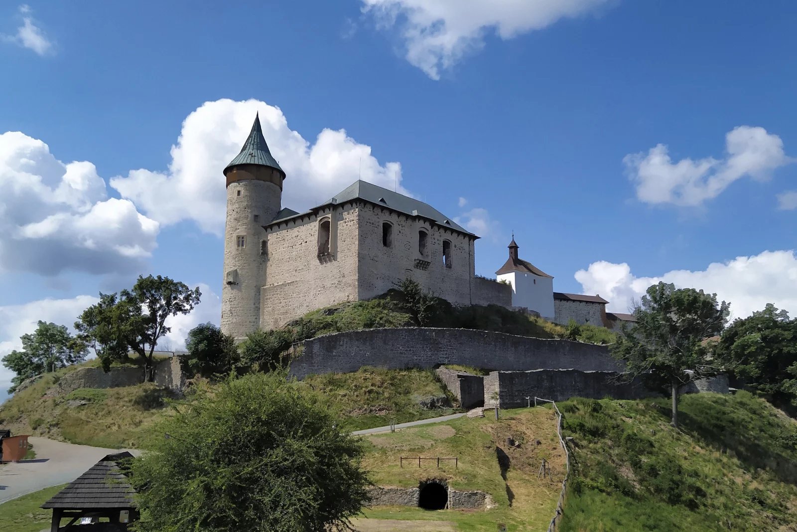 Menší středověký hrad na vrcholu kopce