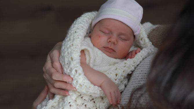 https://i.iinfo.cz/images/Detail zavinutého novorozence v matčině náručí