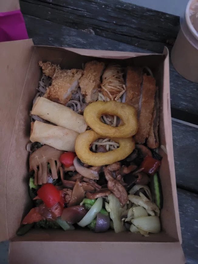Balíček z jedné smíchovské restaurace s asijskou kuchyní, cena 115 korun