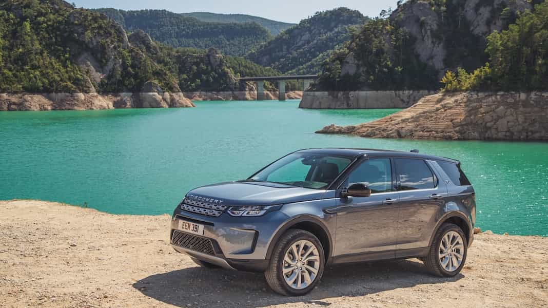 Land Rover Discovery Sport s novou technikou. Nad jinými 7místnými SUV vyniká nabídkou motorů i schopnostmi v terénu