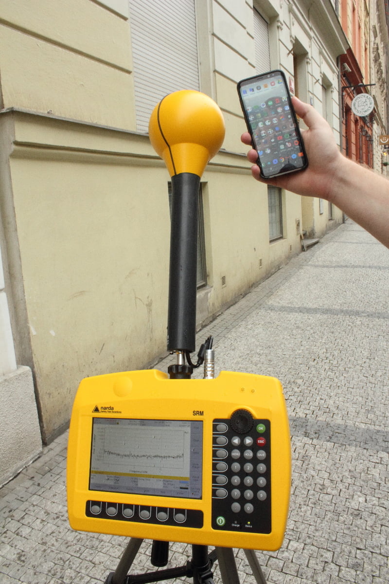 Jak září 5G základnová stanice? Měření spektrálním analyzátorem