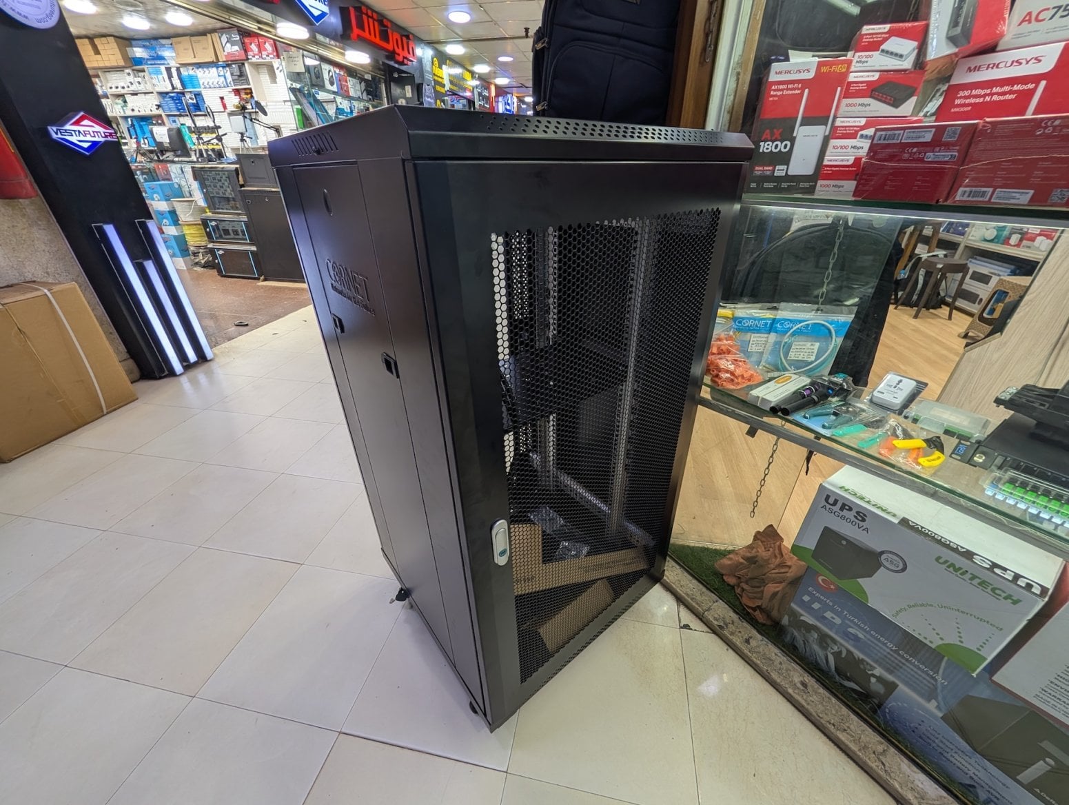Počítačové a elektronické tržiště Al Boustan v Káhiře v Egyptě