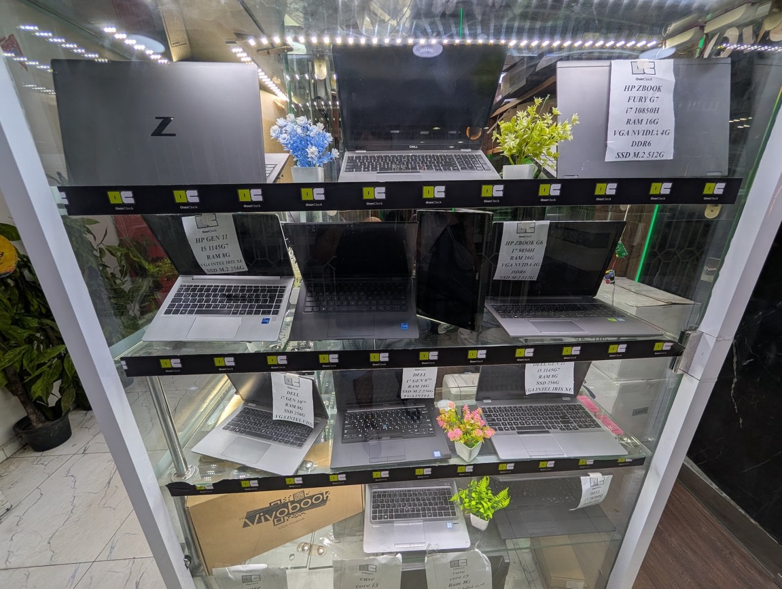 Počítačové a elektronické tržiště Al Boustan v Káhiře v Egyptě