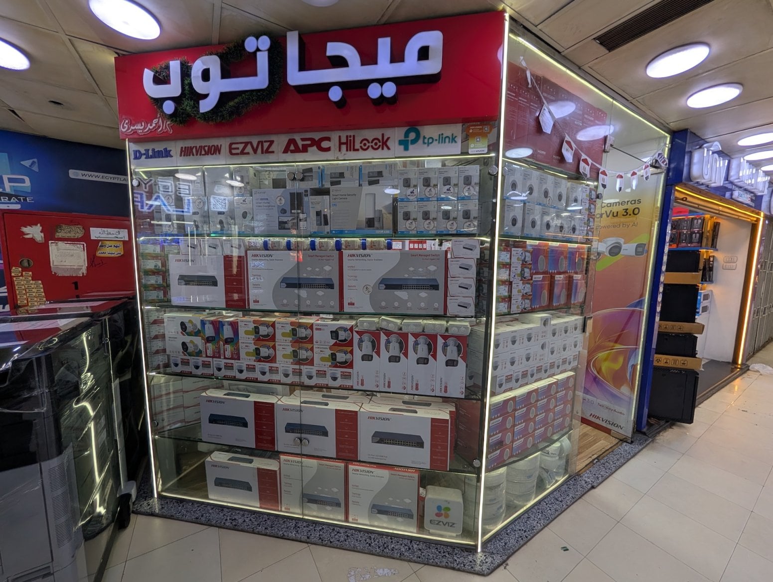 Počítačové a elektronické tržiště Al Boustan v Káhiře v Egyptě
