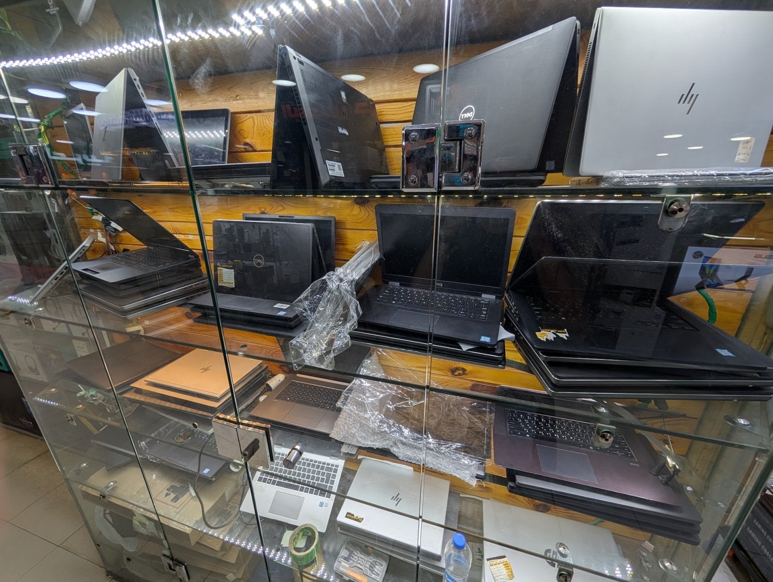 Počítačové a elektronické tržiště Al Boustan v Káhiře v Egyptě