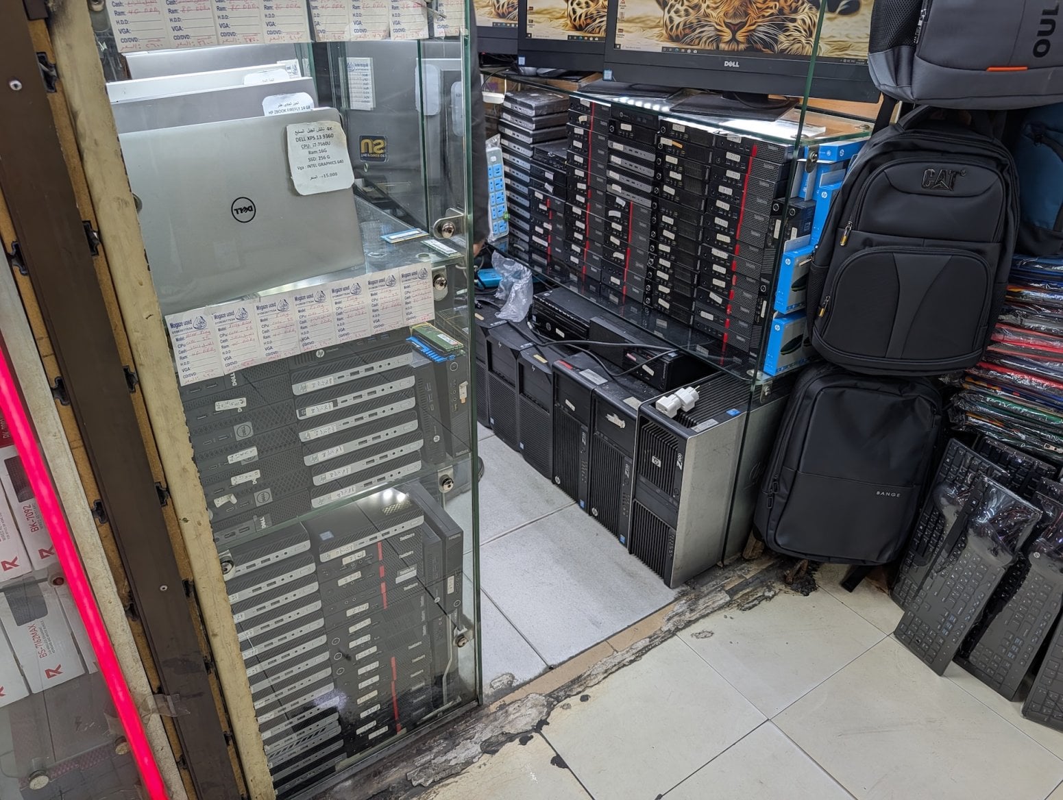 Počítačové a elektronické tržiště Al Boustan v Káhiře v Egyptě