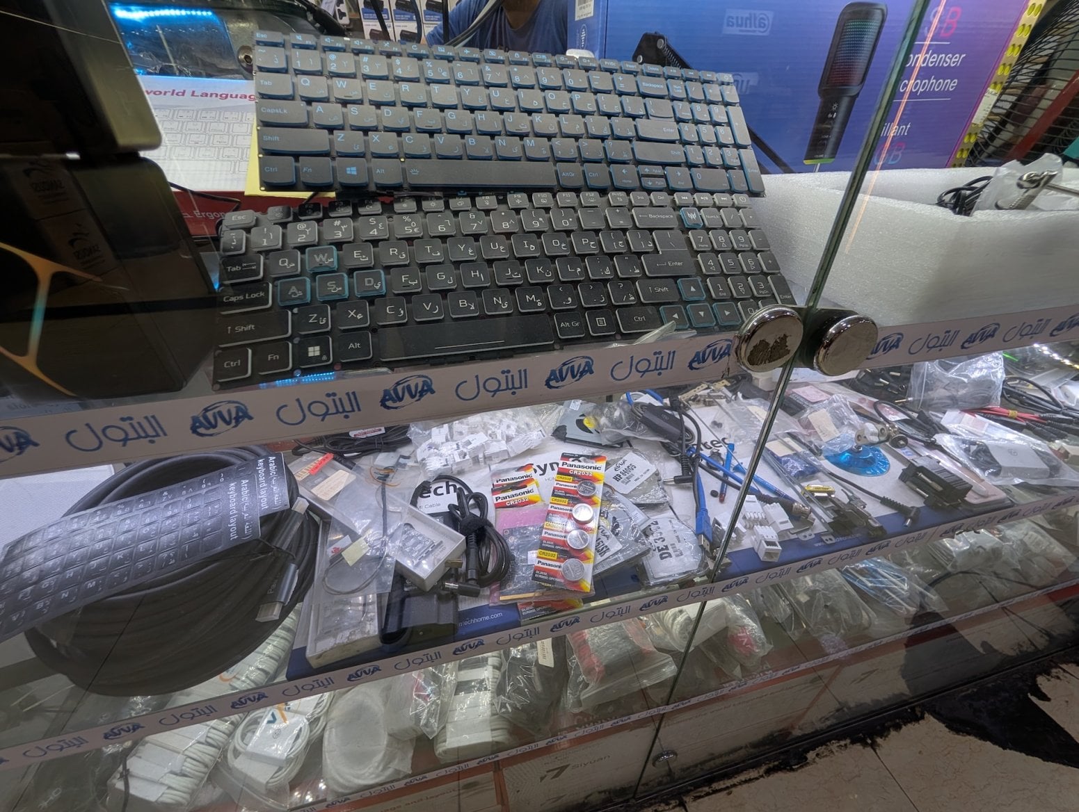 Počítačové a elektronické tržiště Al Boustan v Káhiře v Egyptě
