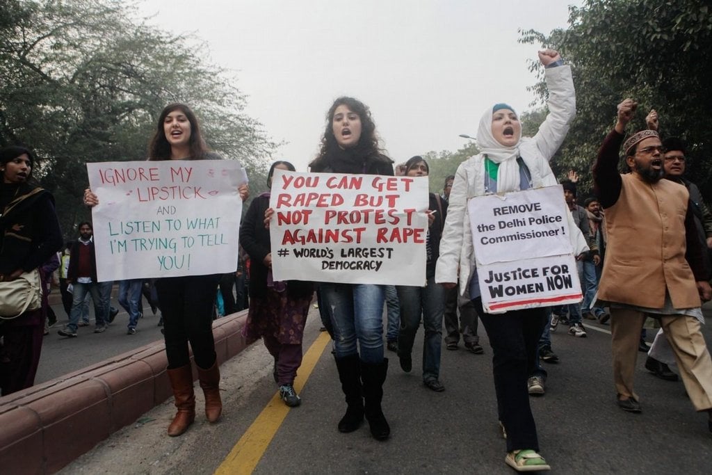 2010-05-proti-brutc3a1lnc3admu-nc3a1silc3ad-protestovaly-desetit