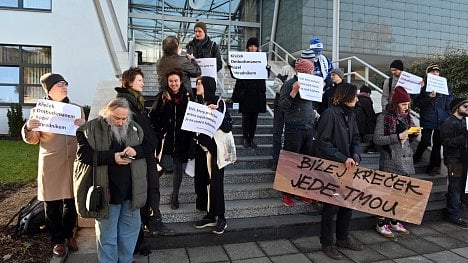 Náhledový obrázek - Dramatické uvedení do funkce. Demonstranti blokovali Křečkovi vstup do sídla ombudsmana