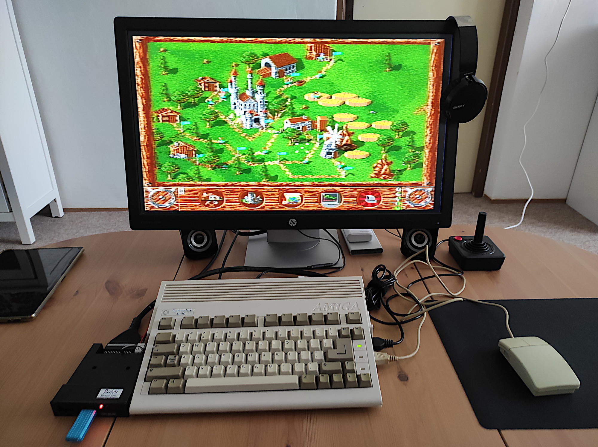 Commodore Amiga 600 v provozu. Na obrazovce hra The Settlers.