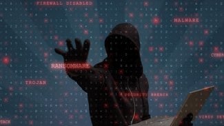 Digitální koláž zachycující Hackera, jak drží notebook a prstem se dotýká textu na obrazovce