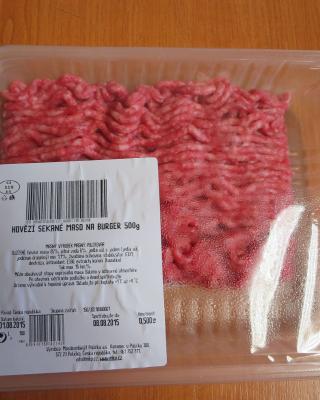 HOVĚZÍ SEKANÉ MASO NA BURGER 500 g. Kategorie: Nebezpečné potraviny. Nevyhovující parametr: Salmonella. Ve výrobku byla prokázána přítomnost Salmonella sp., tyto mikroorganismy způsobují onemocnění salmonelózu. Výrobce / Distributor: Masokombinát Polička a.s. Místo kontroly: Penny Market s.r.o., Česká Kamenice