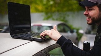 Náhledový obrázek - Kyberzločin na silnici: automobilky zanedbaly ochranu před hackery